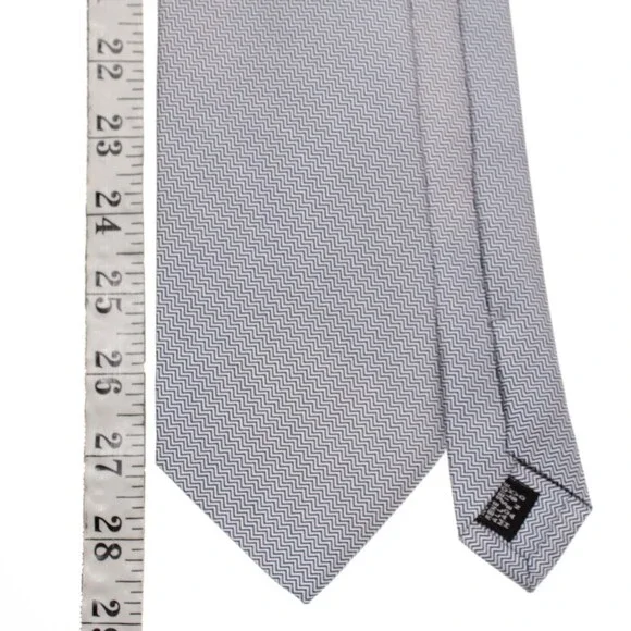 Drake's NWT Neck Tie in Blue & White Mini Chevron Pattern 100% Silk